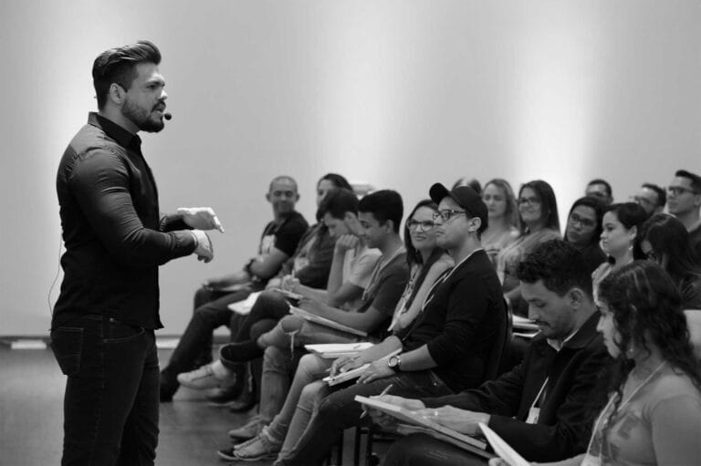 Participantes interagindo na imersão Despertar Gerencial
